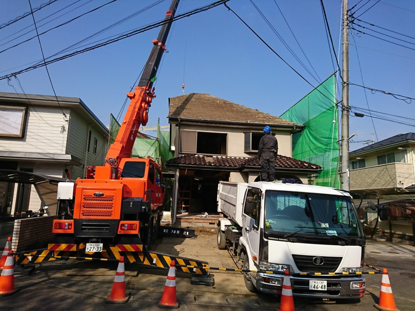 急勾配の瓦撤去作業